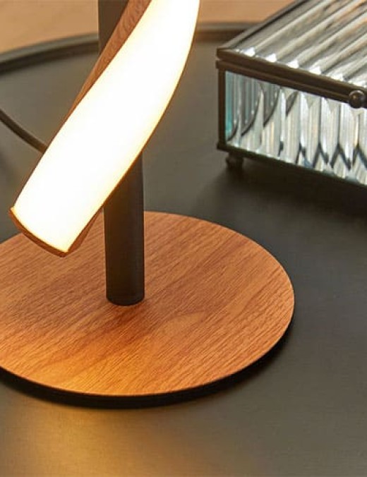 Lampe à poser LED MATWOOD en métal noir mat et effet bois