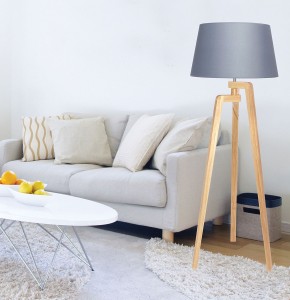 Lampe sur pied TIMA bois clair et taupe en pin naturel et tissu
