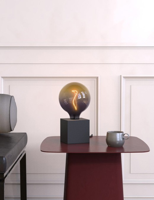 lampe à poser smook en métal noir mat et verre fumé