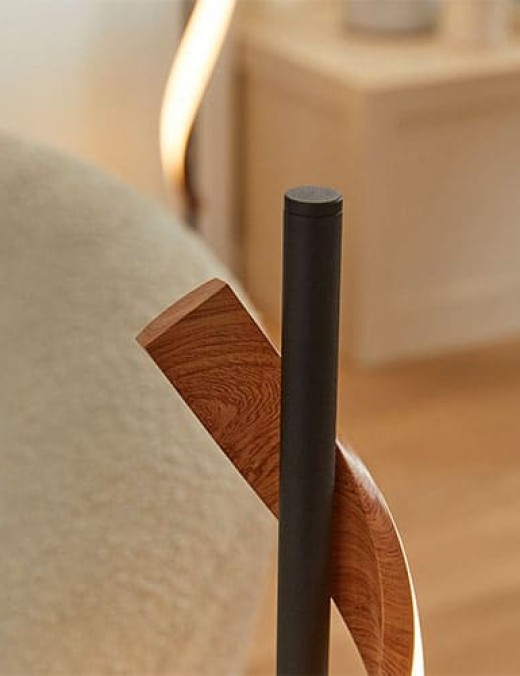 Lampe à poser LED MATWOOD en métal noir mat et effet bois
