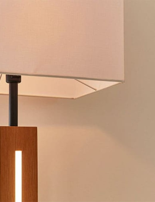 Lampadaire LED TREE en métal noir et bois clair
