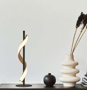 Lampe à poser LED MATWOOD en métal noir mat et effet bois